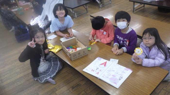 完成した折り紙と子どもたちの写真